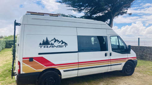 Campervan per 2 persone autosufficiente dal punto di vista energetico con terrazza prendisole (e altezza interna di 193 cm)