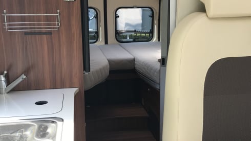 Twinny – Adria 640 SLX, length beds, solar panel, tow bar, roof rack, bike rack