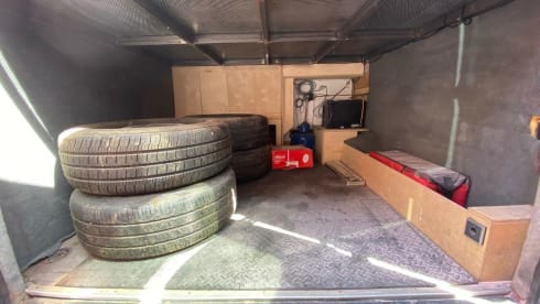 Big Red – 3-persoons Mercedes-Benz (Off Grid Solar) Birmingham-Oxford