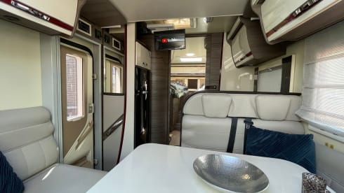 4p 2018 McLouis 473g Carat semi-integrated with pull-down bed
