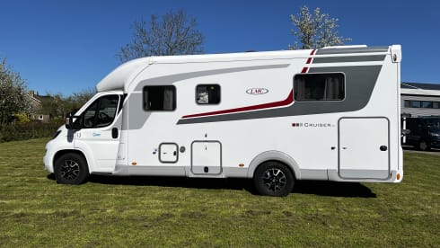 13 LMC T742 – LMC T742 semi-integrated camper 2020