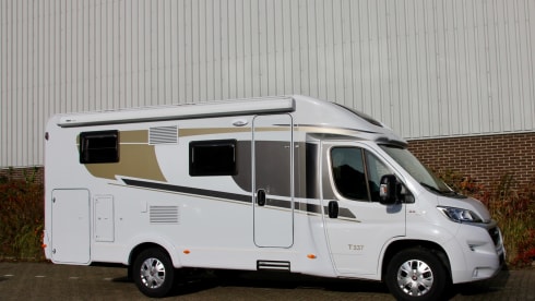 3 – Spacious 2-person camper with single beds or king-size bed!