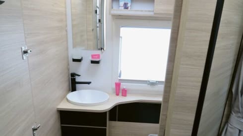 Chausson spacieuse avec boîte automatique, idéale pour les familles