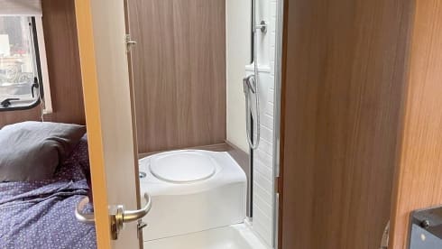 Goldie – Bürstner Ixeo IT 664, Standklima, AHK, Markise, Hubbett