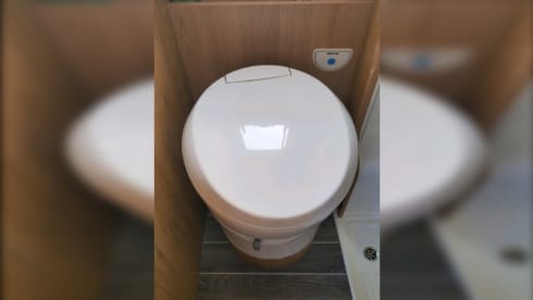 Auto Roller 747 – 2024 Roller Team Auto Roller 747 automatic six berth + six seatbelts 