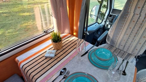 Cozy, fully equipped 4-person semi-integrated camper.