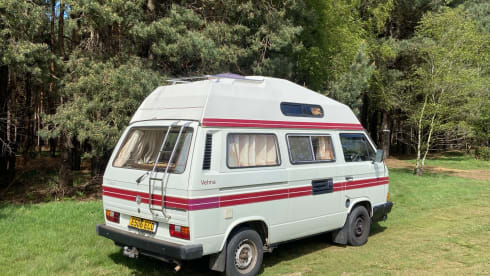 Velma – 4 berth Volkswagen campervan from 1988
