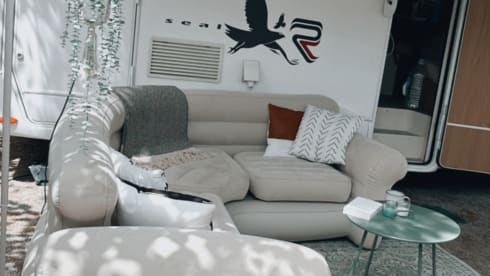 Jai the Camper – Beautiful and trendy 7p Rimor alcove from 2017