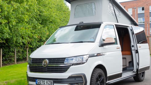 Harriette – 4 berth Volkswagen CamperKing Montecarlo 2021