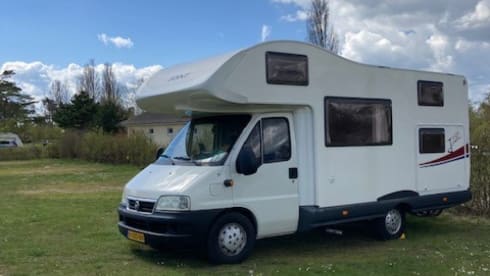 Fijne gezinscamper met 6 zit & slaapplaatsen.  – 6p Fiat alcove from 2004