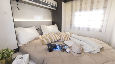 NXM – Zefiro 696 | 4 Berth with Island Bed 