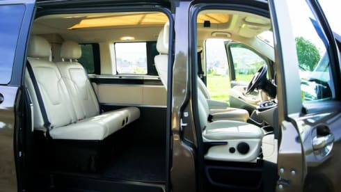 4p Mercedes-Benz bus from 2015