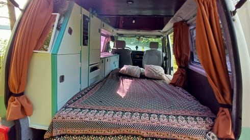 Jente – 4p Westfalia T4 campervan with lifting roof
