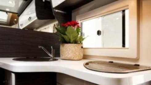 Miel – Fully equipped 4p Benimar Mileo 224 semi-integrated from 2020 - also SKI!!