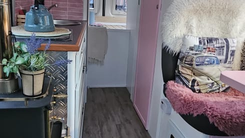 Avonturenbus – Cozy, fresh camper van, self-sufficient.