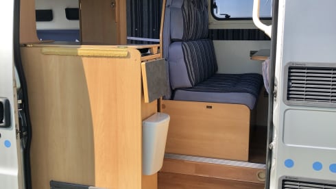 Compact and cozy camper 