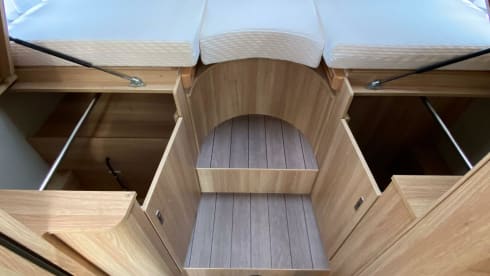 Vrije Vogels – Young luxury Knaus Sky Ti with bicycle carrier + large garage + camera