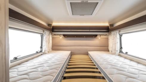 Super camper with 5 fixed beds! 2023