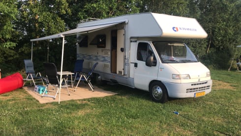 Claes – Claes: 4p spacious Alcove camper from 2000