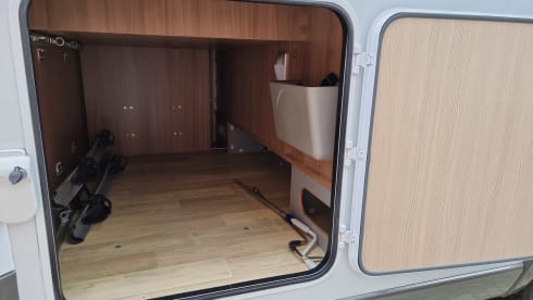 Fully equipped neat Pilote camper semi-integrated