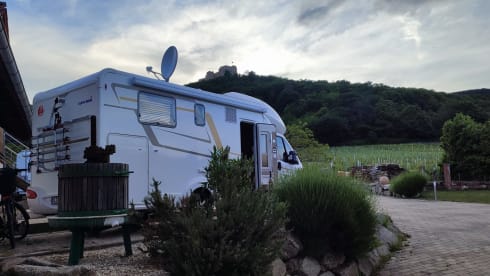 "Flieger" – Semi-integrated top mobile home Euramobil Profila RS ****