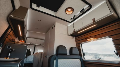 Hymer CrossOver with sleeping roof 4p. 