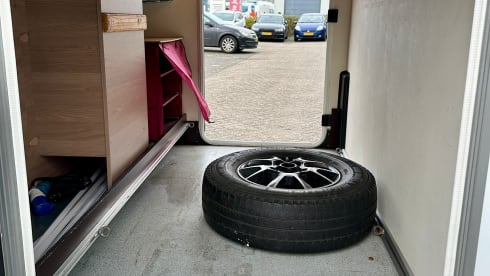 Automaat – 5p luxury camper with separate bed & electric lifting bed