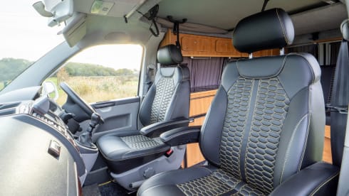 Lola – VW-Campingbus mit 4 Schlafplätzen, Baujahr 2011