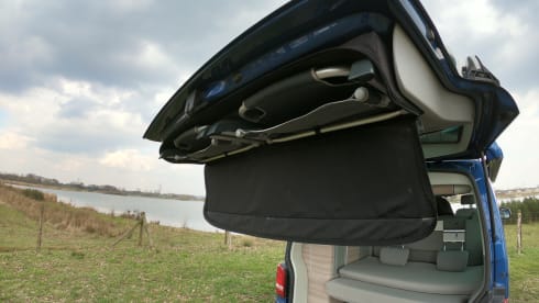 Zilver – Volkswagen T5 automatic California Bus camper with sleeping roof.