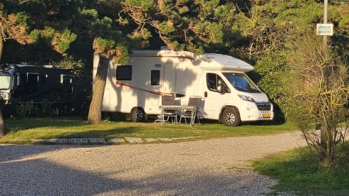 Voyager – impeccable 4p semi-integrated camper from 2017