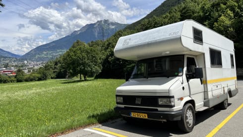 Freeda – Cozy 6 person retro camper FIAT 290