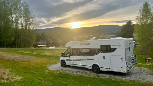 Lokatena – Der neue Benimar Bel Air, teilintegriert mit 5 Sitzplätzen und Schlafplätzen