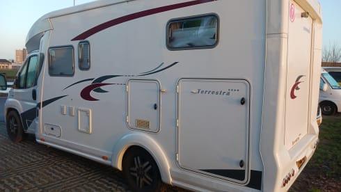 Very comfortable 3 p offgrid camper Eura Mobil