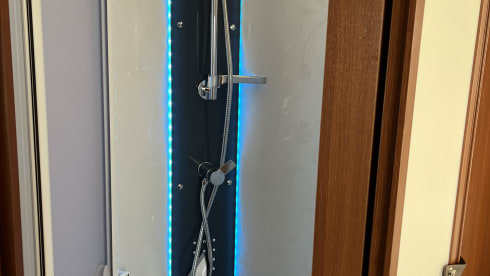 Rapido – Luxus-Wohnmobil: Kingsize-Inselbett, separate Dusche, große Garage