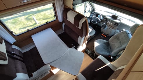 Diesel de roze schaats (kids zijn creatief 😄) – Comfortable and complete 6p alcove camper