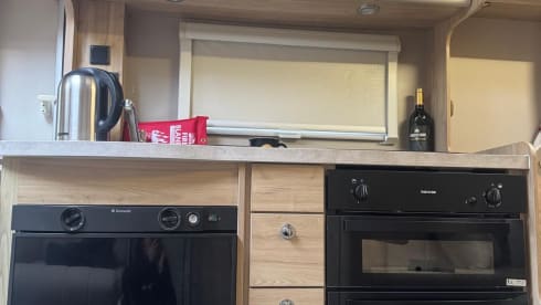 Cezar&Cleo – Eldis Majestic 185 , 4 Berth and 4 belt