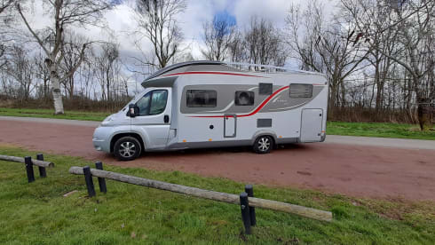 Luxury motorhome 4 persons automatic.