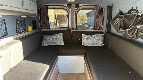 Ronnie Renault – 4 berth Renault Trafic campervan from 2017