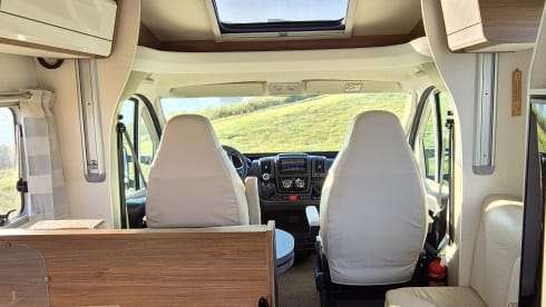 Camper 1 – Spacious and luxurious 6-person camper incl. PlayStation 4