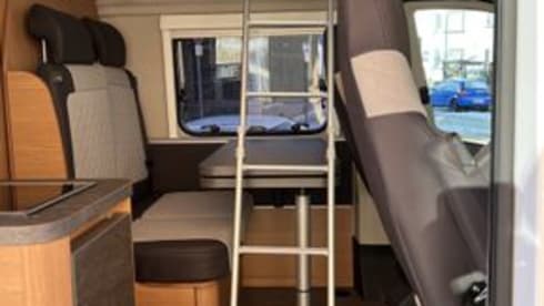 Cara – Van (6 m) from Weinberg with pop-up roof for rent