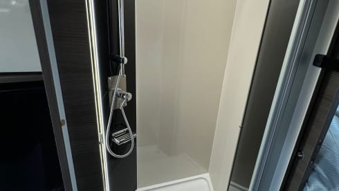 Mobilynn – Splinternieuwe McLouis Carat integraal 870 (4p)