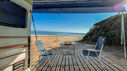 Selma – Unique army bus and off grid camper