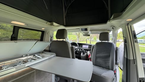 Witte VW California – Volkswagen CALIFORNIA T6 Edition (4p) from 2018. Possibly. with motorcycle trailer