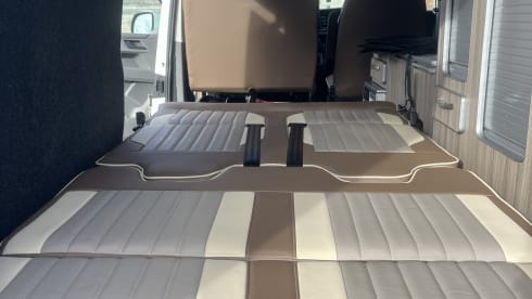 Vanellope – Maak kennis met Vanellope – een moderne VW T6.1 campervan (2020), voldoet aan de ULEZ-normen en biedt slaapgelegenheid voor 4 personen.