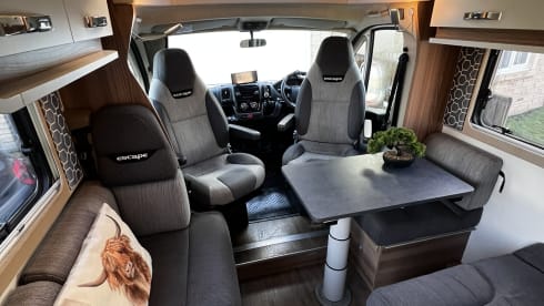 ScotlandCamp – Luxury Swift Escape 695 5 seatbelts 6 berth