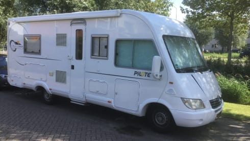Pilote Explorateur 713 – Spacious and neat 4 person camper with 2 single beds and a 2-person pull-down bed.