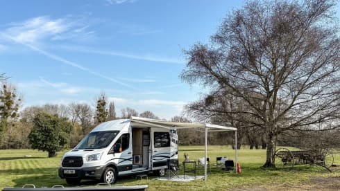 Hugo Away – Ford Transit Jumbo (Insurance included)