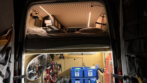 Off-grid VW Crafter: Starlink, XL Bed & Moto-optie