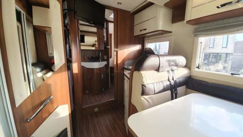 Start your freedom – Spacious MC Louis Sovereign 80 Semi-Integral