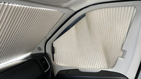 Tourer 5.9 – Carado CV 601 - fixed bed with a length of 5.99 METER!